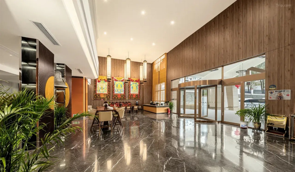 Grand entrance of QoMoLangZong Hotel Kayrung
