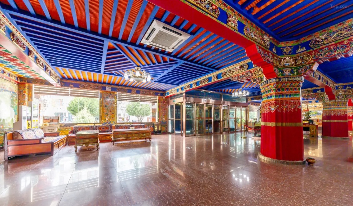 Spacious main lobby with Tibetan decorated pillars at Gesar Hotel