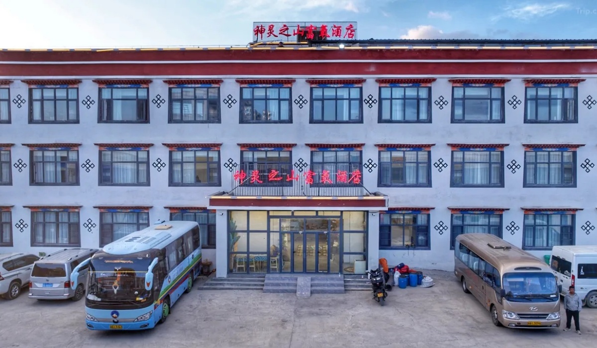 Exterior view of Shenling Mountain Hotel and parking area