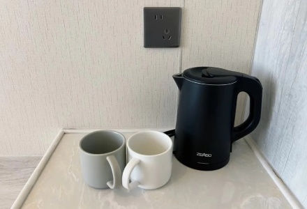 In-room electric kettle and coffee mugs for guests at Shenling Mountain Hotel