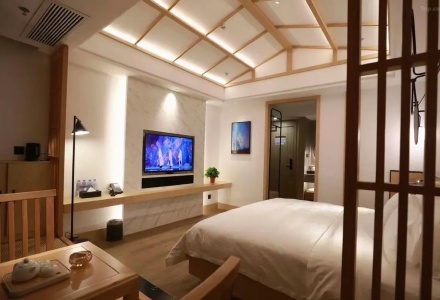 Tatami king suite with elevated tea area