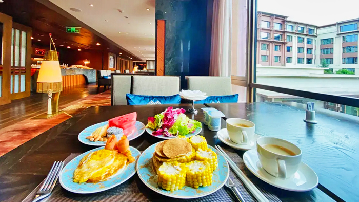 International buffet breakfast at Shangri-La Lhasa Hotel