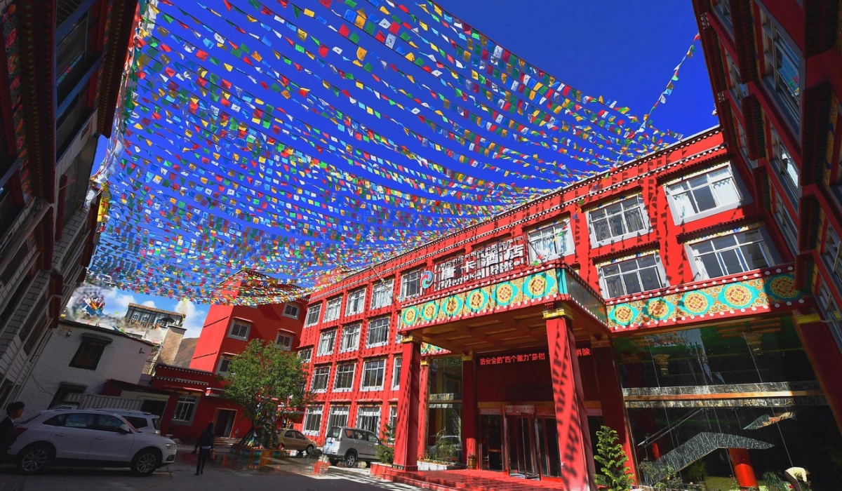 The front entrance of Lhasa Thangka Hotel