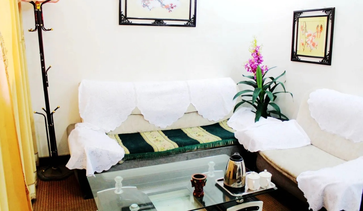 Comfortable living area at Lhasa Jinfan Hotel