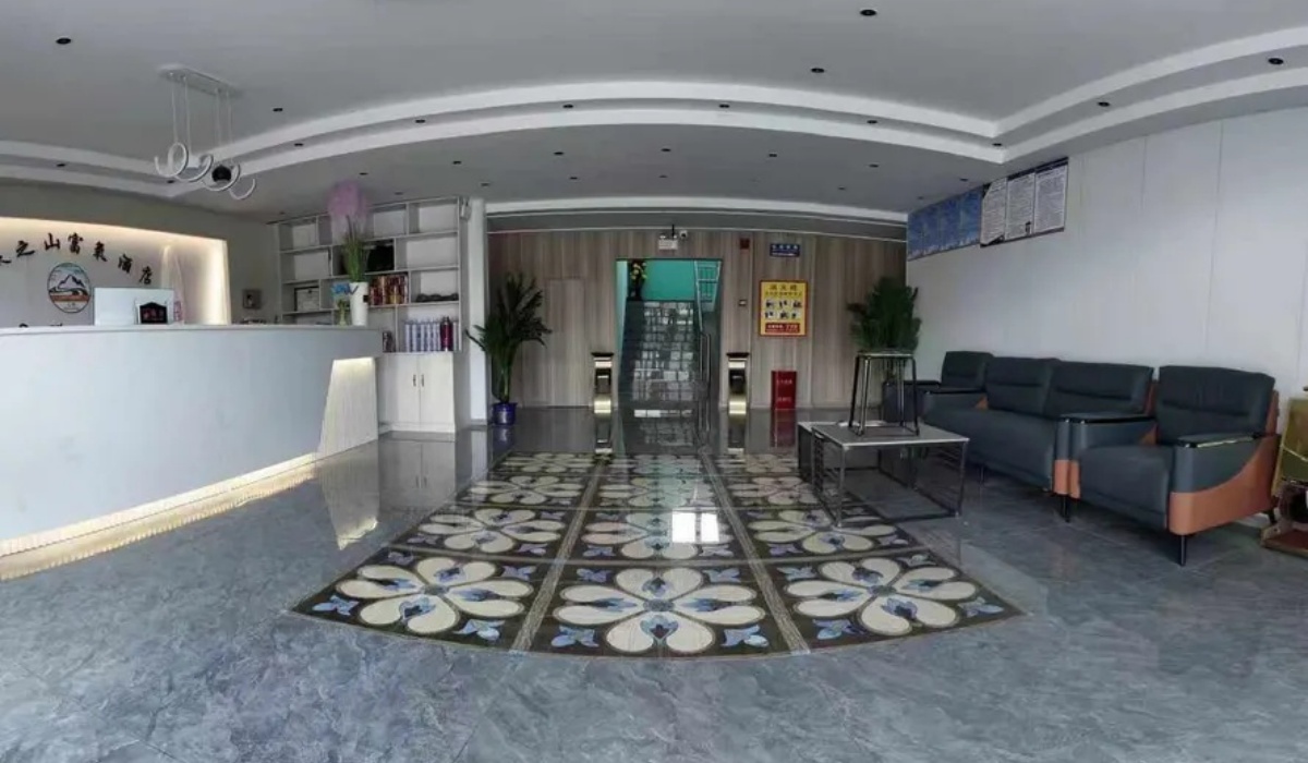 Spacious hotel lobby lounge with seating at Shenling Mountain Hotel