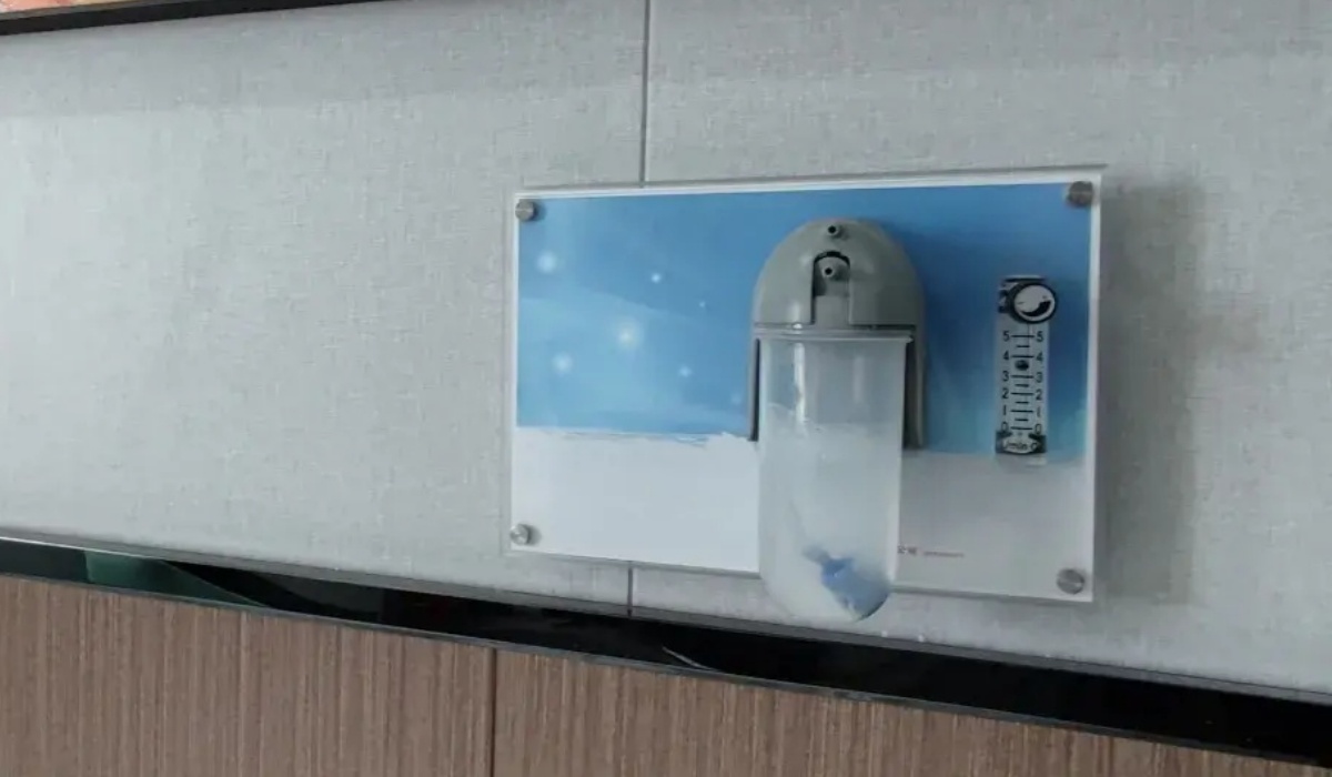 Wall-mounted oxygen supply outlet for high-altitude relief