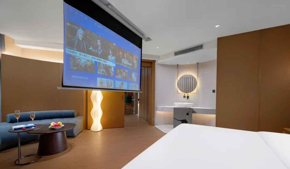 Cinema guest room equipped with HD projector screen