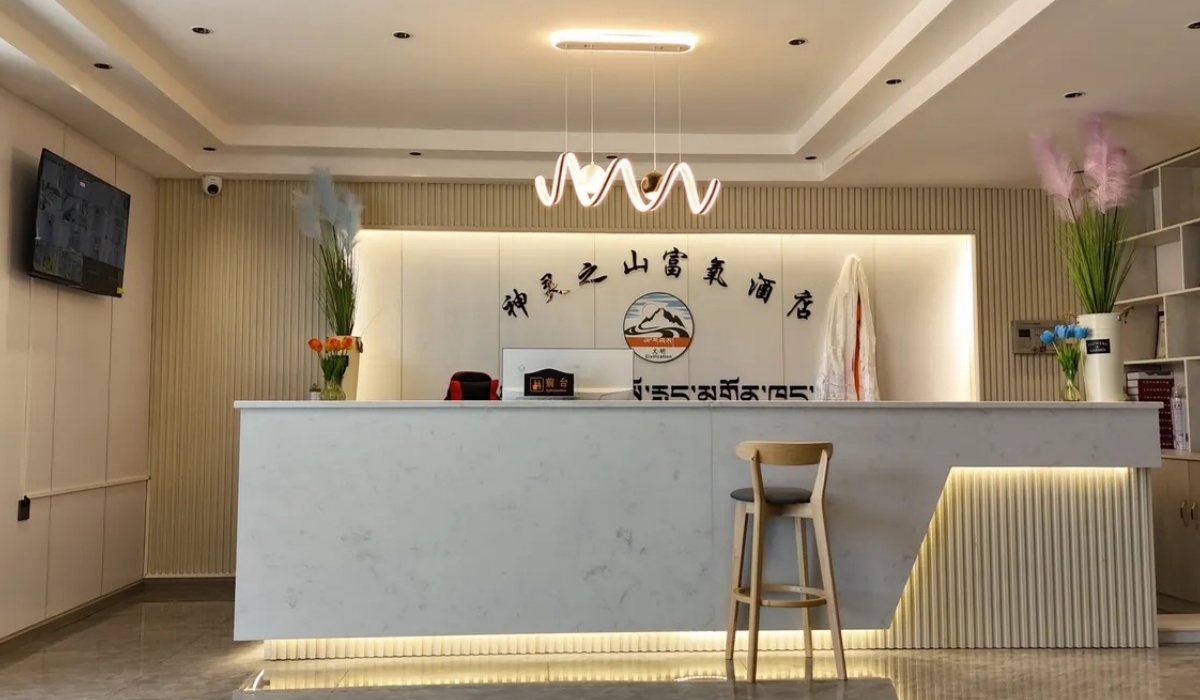 Front desk and reception counter at Shenling Mountain Hotel