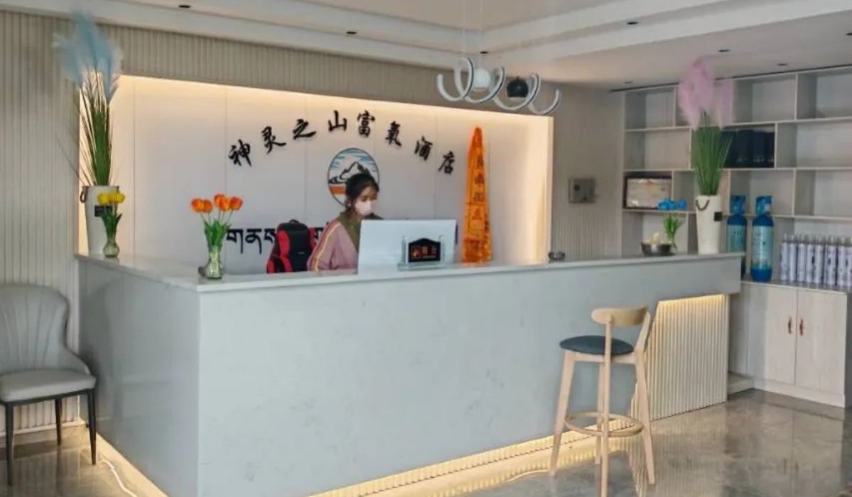 Reception desk and front desk staff at Shenling Mountain Hotel