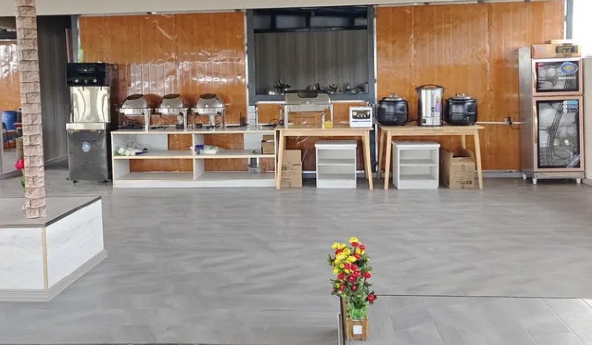 Breakfast buffet counter in restaurant at Shenling Mountain Hotel