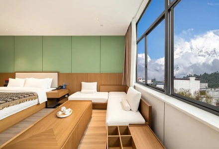 Deluxe guest room layout and interior view at QoMoLangZong Hotel Kayrung