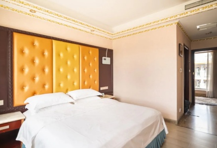 King room at Shangbala Hotel
