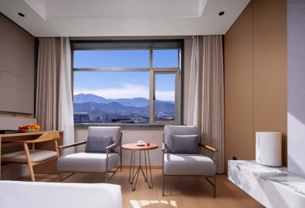 Guest room sitting area with mountain view at Mullenlazone Shigatse Hotel
