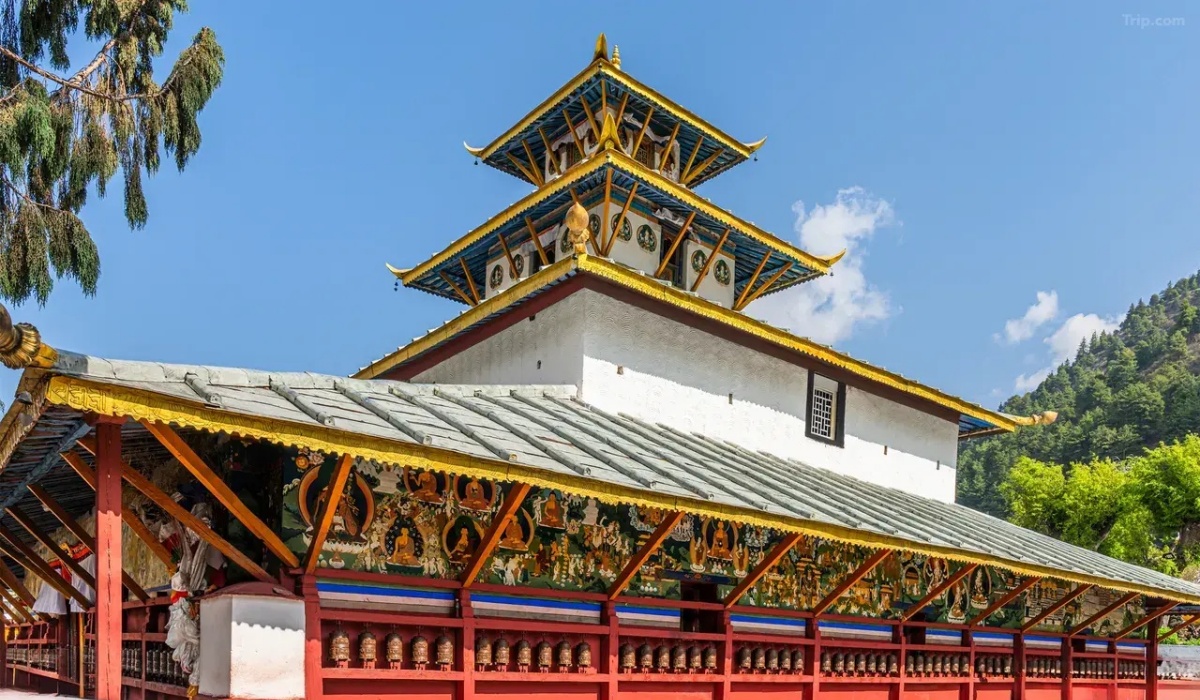 Tibetan cultural style architectural element near Gyirong