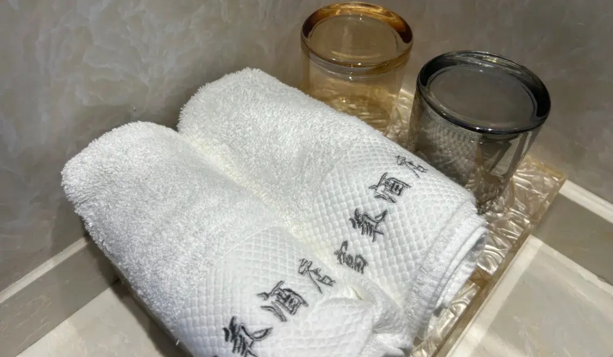 Fresh white branded towels and glasses at Shenling Mountain Hotel