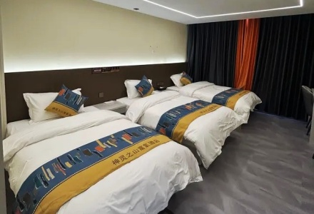 Spacious triple bedroom with three single beds at Shenling Mountain Hotel