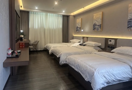 Spacious triple guest room with three single beds at Western Inn Sheli Hotel
