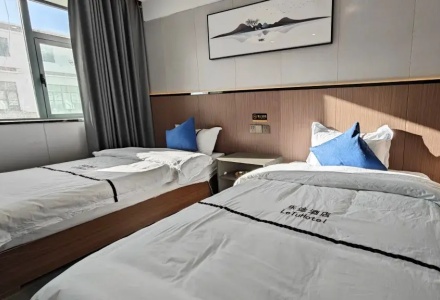 Cozy twin bedroom with two single beds at Letu Hotel Darchen
