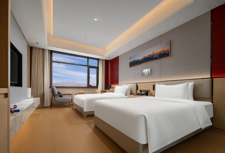 Spacious deluxe twin room with mountain view at Mullenlazone Shigatse Hotel