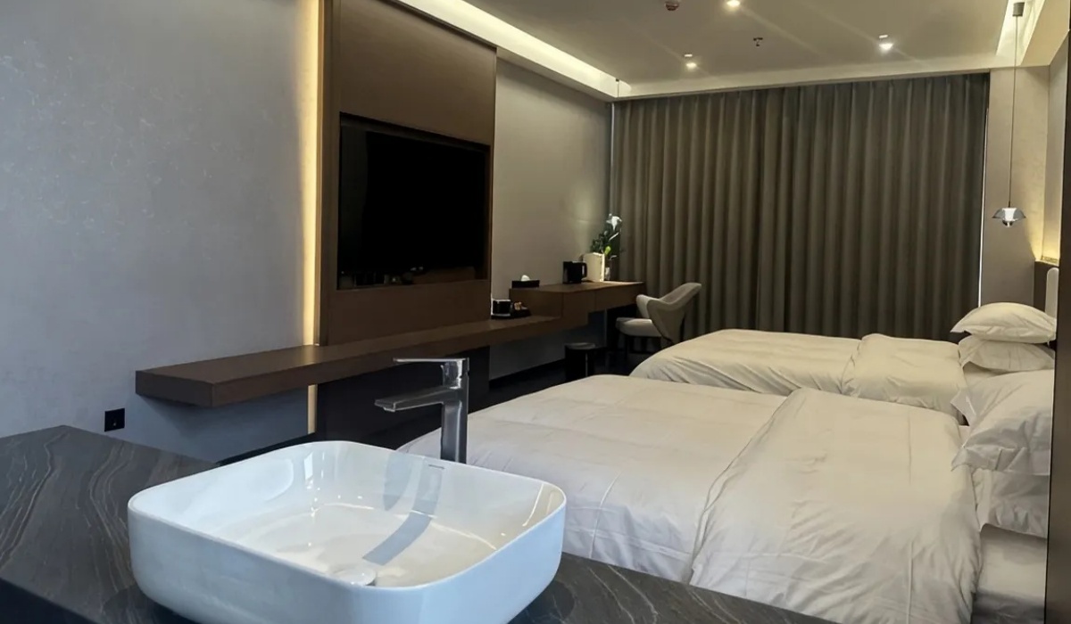 Twin guest room with modern washbasin at Western Inn Sheli Hotel