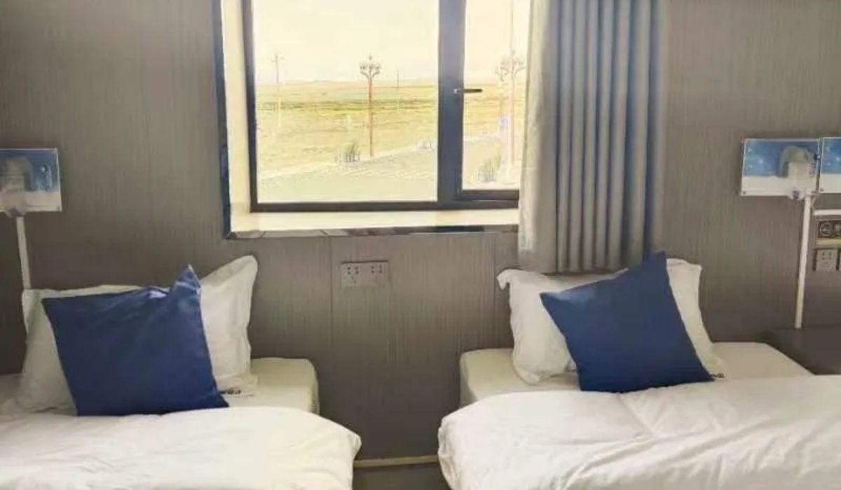 Twin beds guest room with window view of plateau scenery