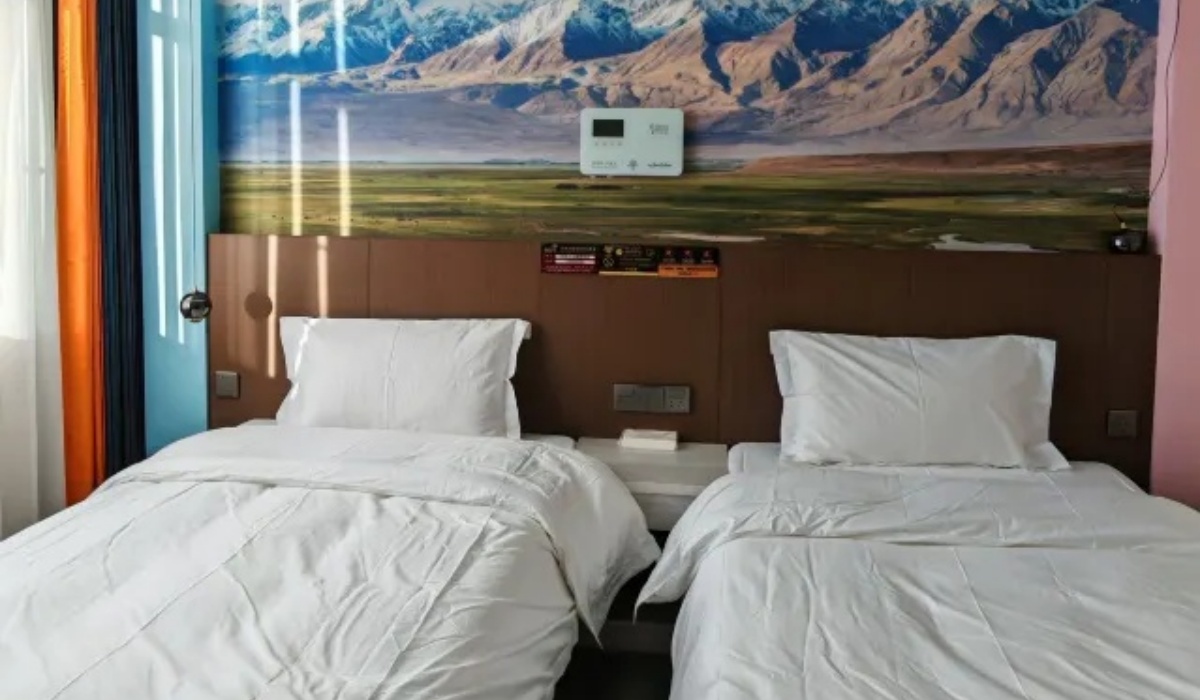 Twin guest room with mountain view and desk at Shenling Mountain Hotel