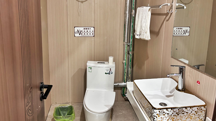 Private Bathroom with Western-style toilet in Rongbuk Hotel