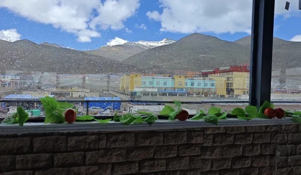 Comfortable twin beds with snow mountain backdrop at Shenling Mountain Hotel
