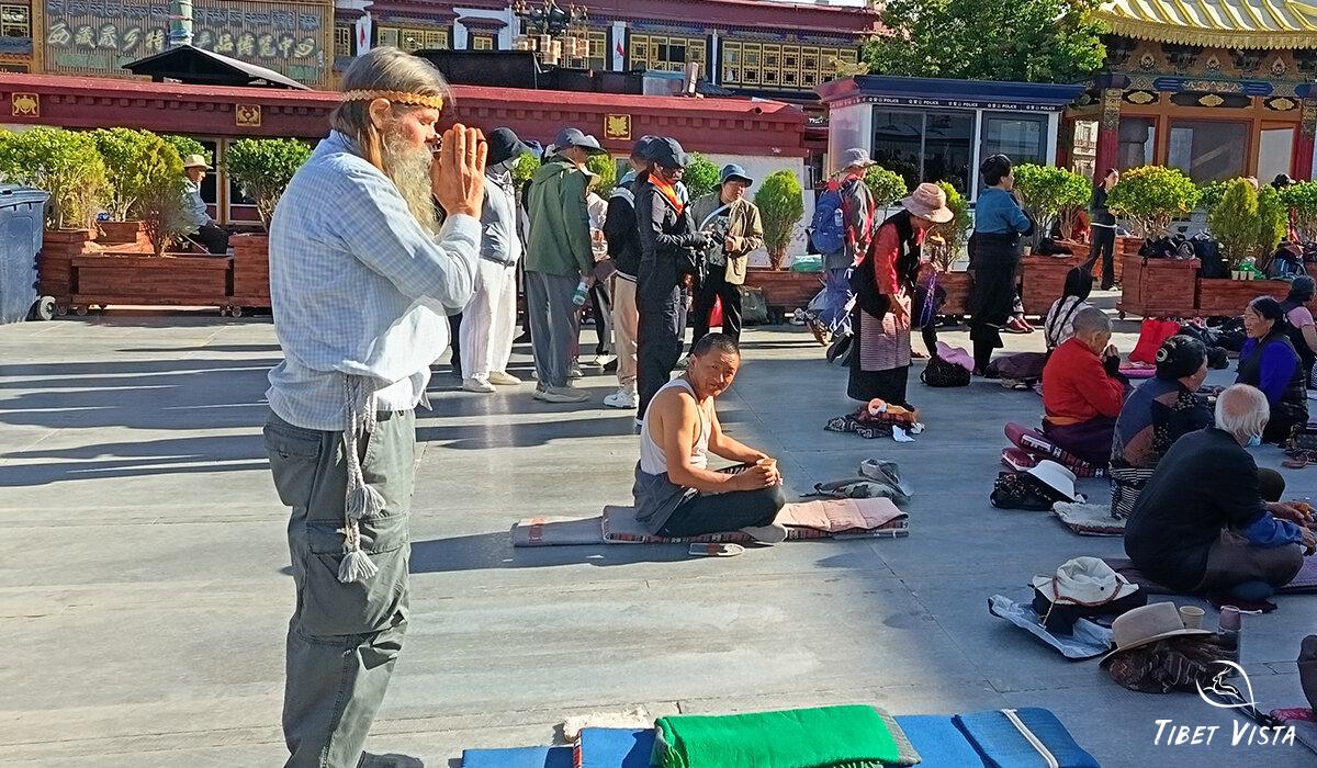 Experience Tibetan prostrations at Jokhang Temple
