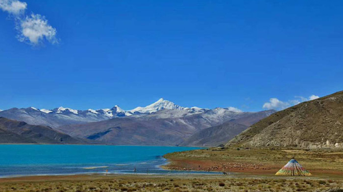 Yamdrok Lake and Noijin Kangsang Mountain