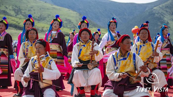 Khampa men enjoying the Xianzi Dance