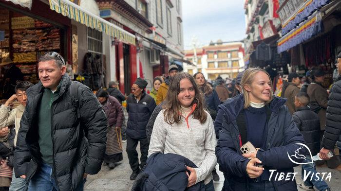 visit the busy Tromsikhang Market