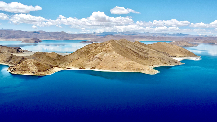Different View of Yamdrok Lake by Self-Drive Tour