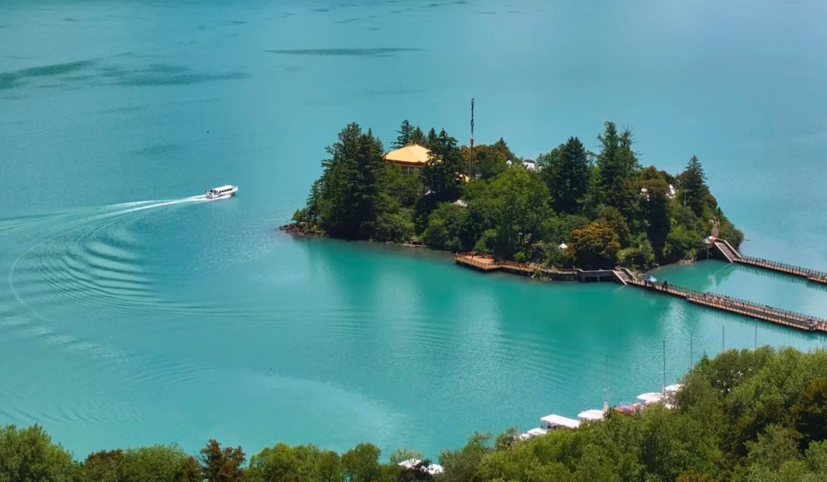 Visit the Beautiful Basum Tso Lake in a Nyingchi Summer Tour