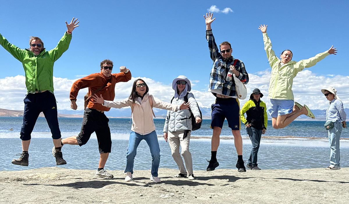 Enjoy a Happy Journey to Explore the Holy Lake in Tibet