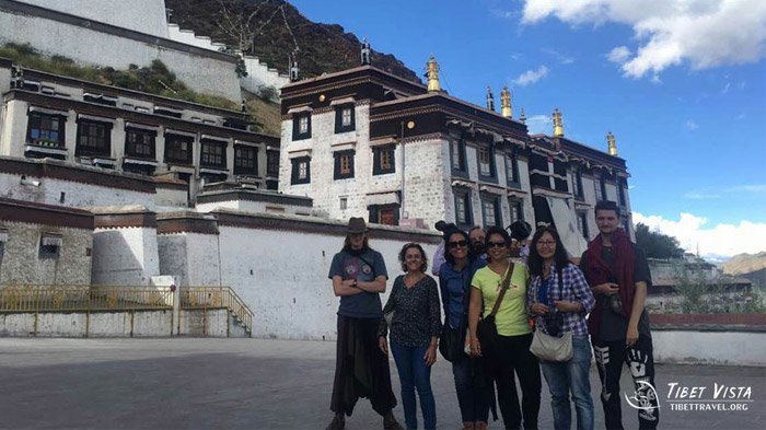 Travel in Tashilhunpo Monastery