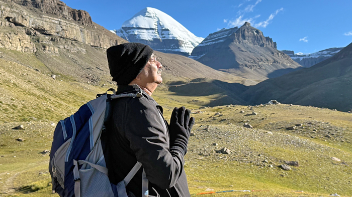 pray before the holy Mt. Kailash