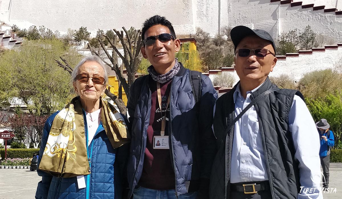 Tenwang's Pics with Tourists in Tibet