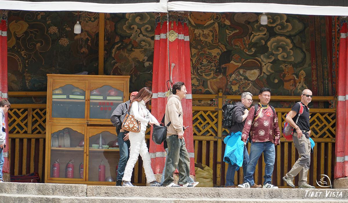 Gelek Pics with his Tourists