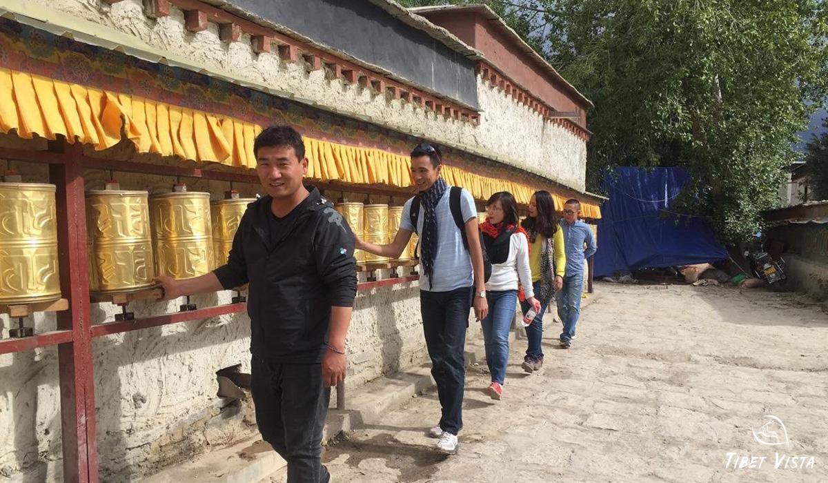 Gelek Pics with his Tourists