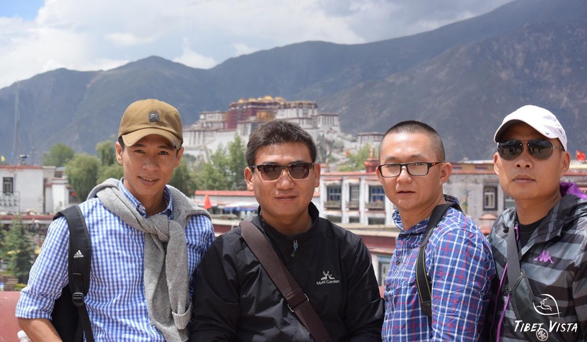 Gelek Pics with his Tourists