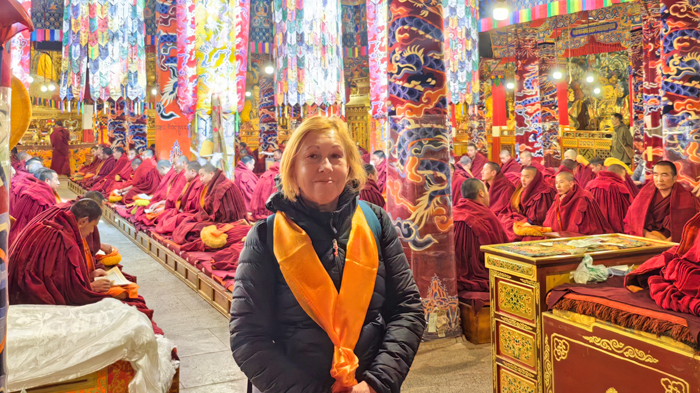 listen to monks&rsquo; prayers inside a Tibetan monastery