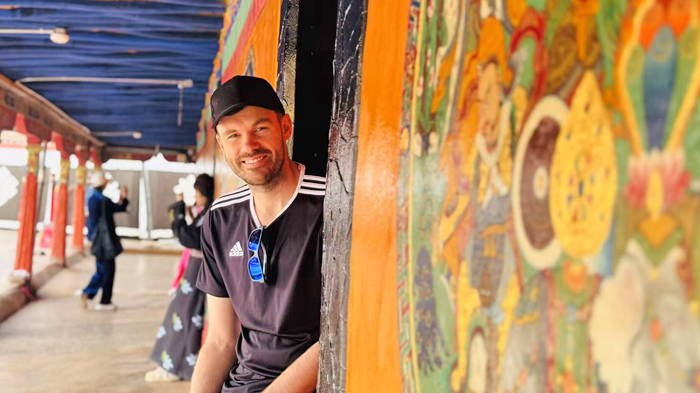 appreciate the murals in Jokhang Temple
