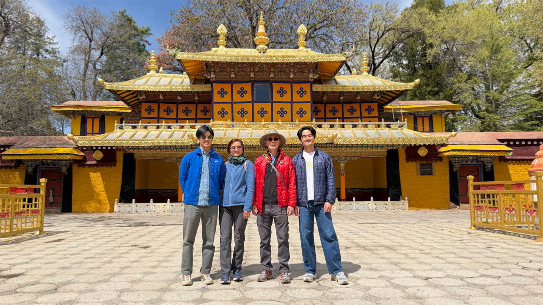 Group photo with Tibetan hosts in Lhasa courtyard.