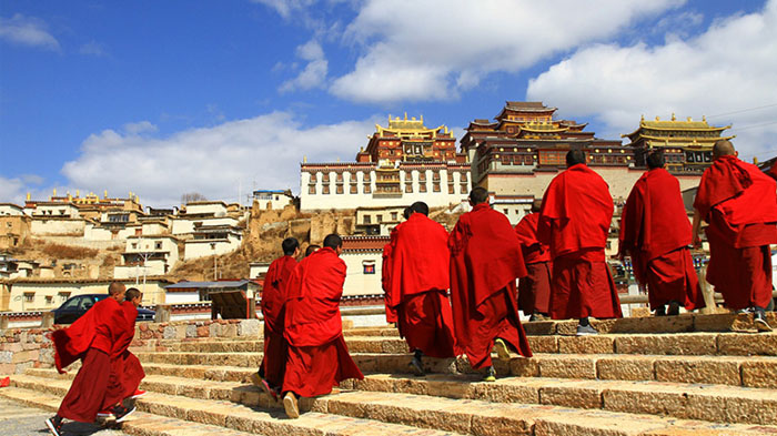 Smtsaling Monastery, the largest monastery in Yunnan