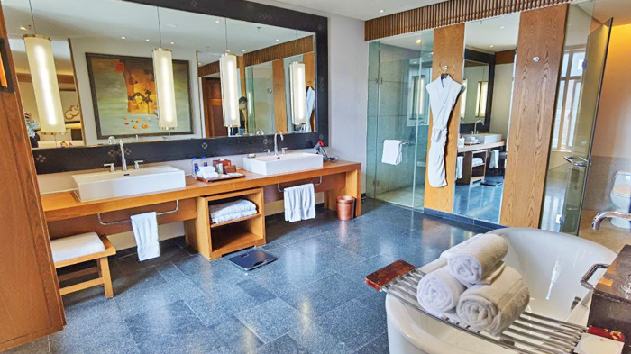 Private bathrooms with Western-style toilets in Tibet hotels