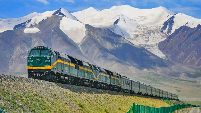 the scenic Tibet train to Lhasa