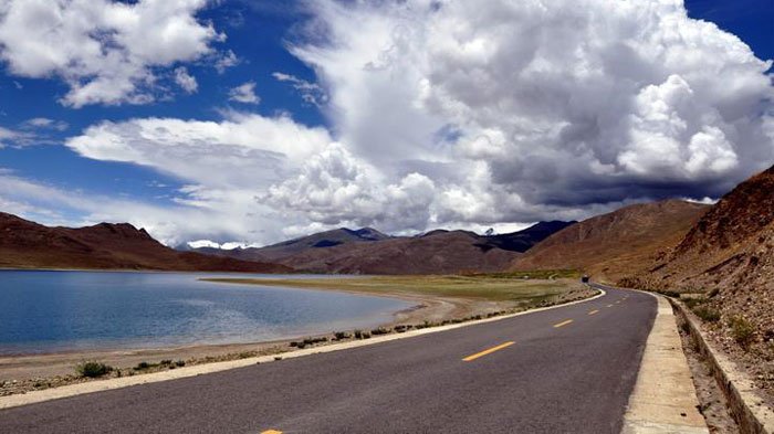 Well paved highway from Lhasa to Shigatse