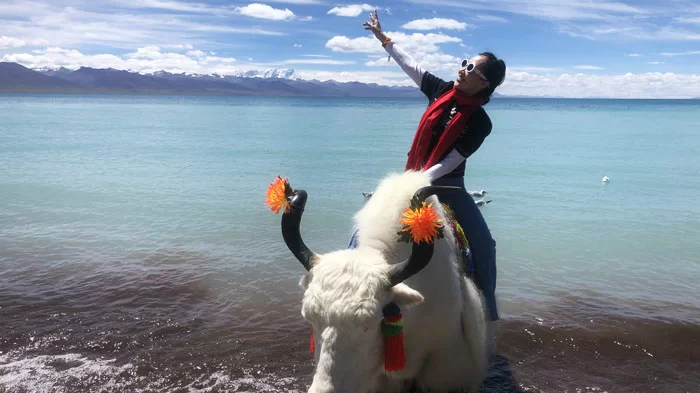 female solo traveler at Namtso Lake