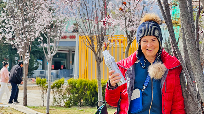 Portable oxygen bottles in Tibet